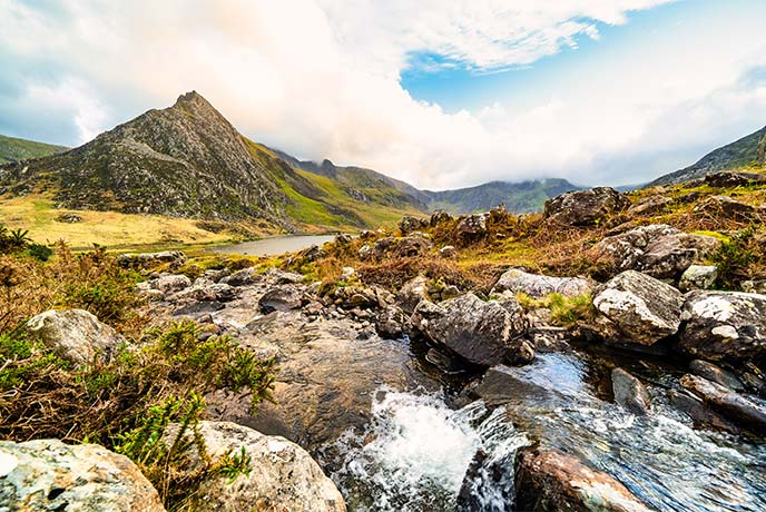 BELT-Arthur-Wyn-Image-of-Welsh-Mountains